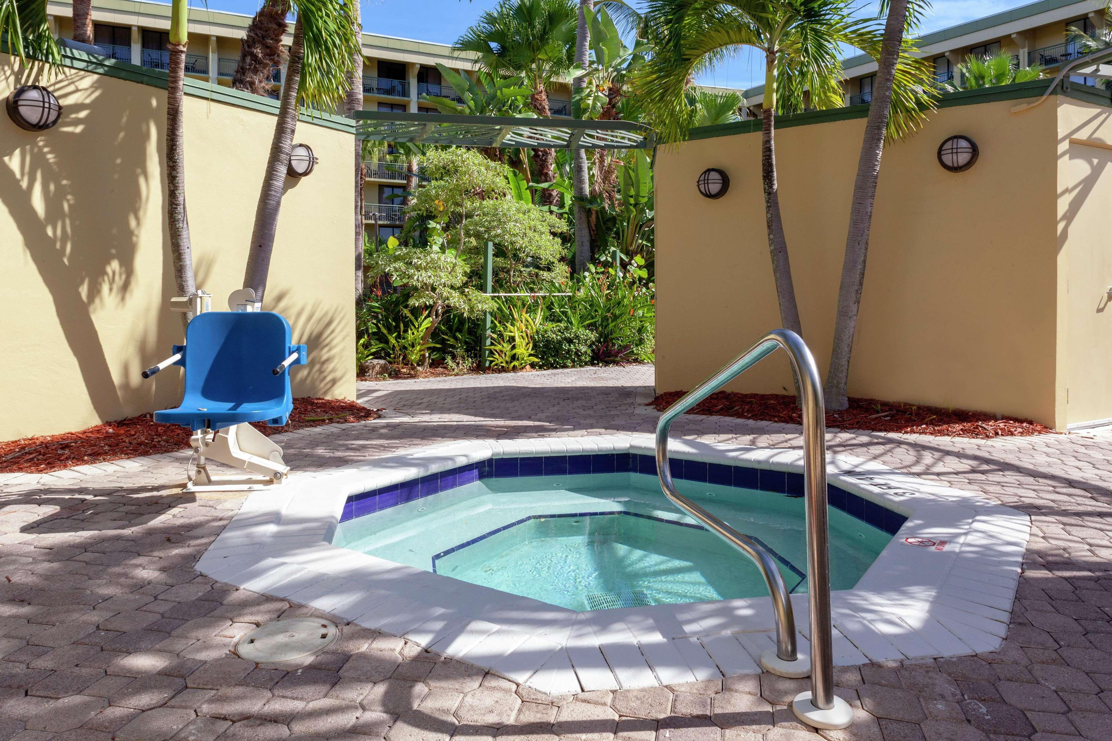Doubletree By Hilton Palm Beach Gardens Exterior photo
