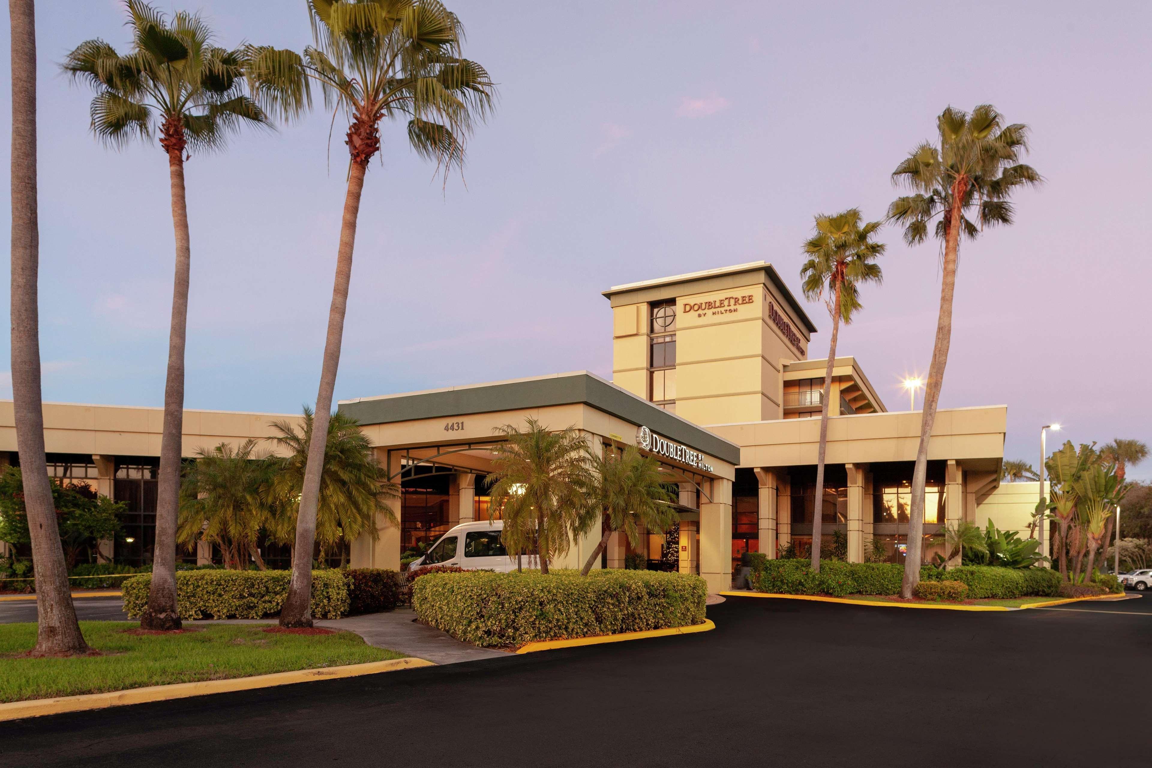 Doubletree By Hilton Palm Beach Gardens Hotel Exterior photo