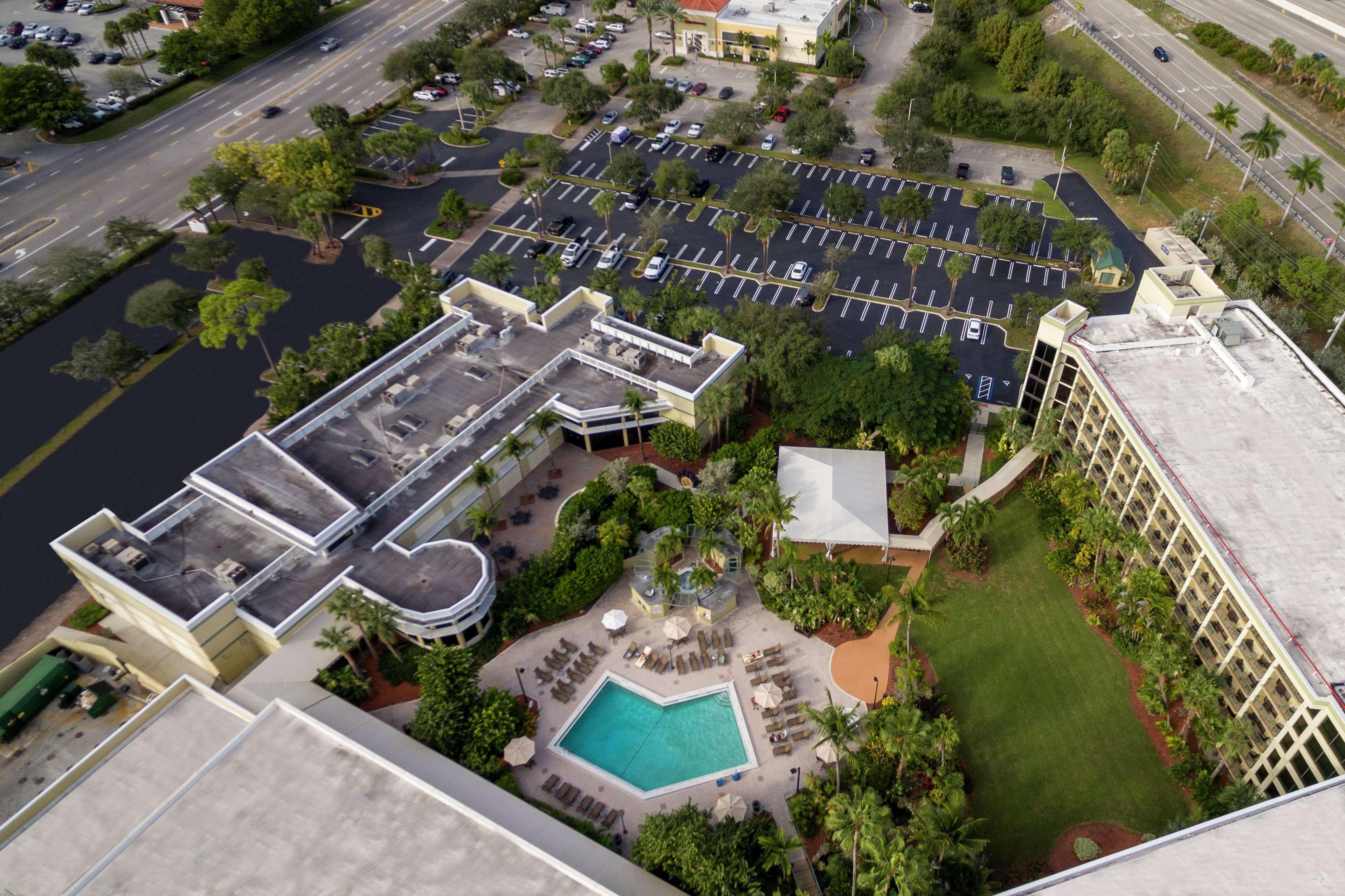 Doubletree By Hilton Palm Beach Gardens Hotel Exterior photo