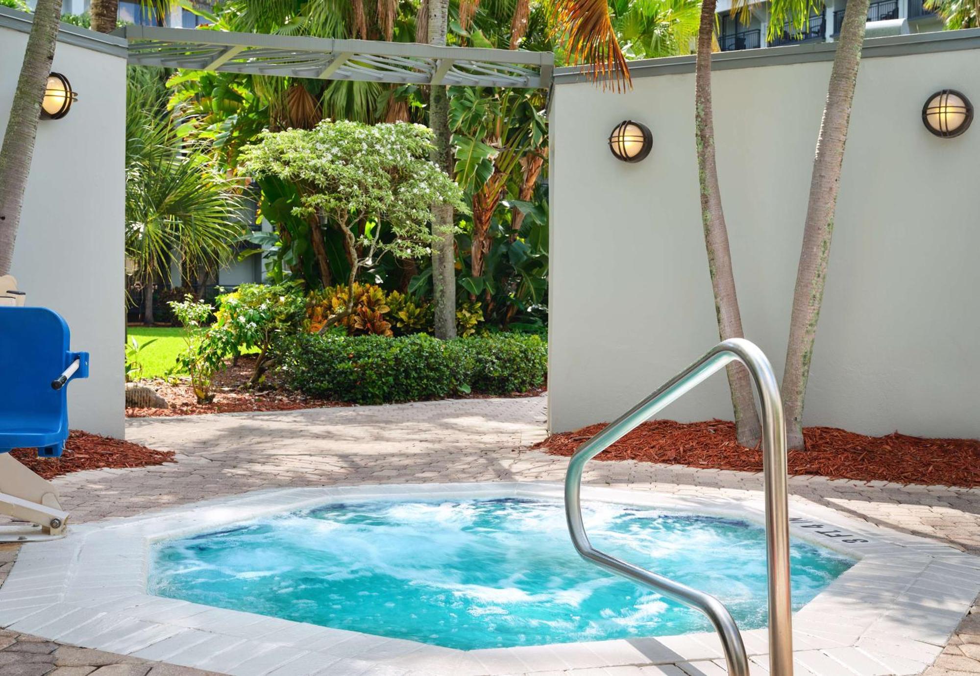 Doubletree By Hilton Palm Beach Gardens Exterior photo